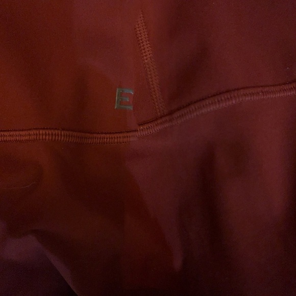 Everlane The Perform Cropped Leggings in Burgundy - Picture 4 of 6